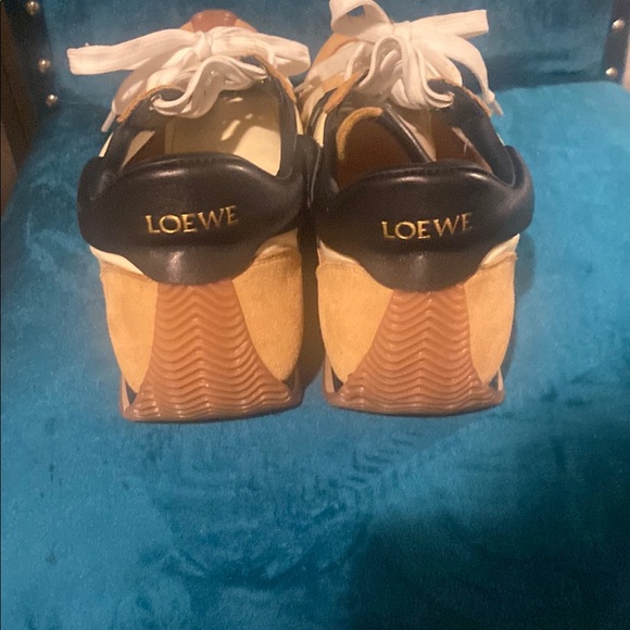 Loewe - Picture 2 of 5